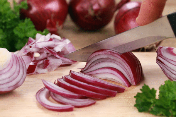 🧅 Why Do We Cry When Cutting Onions? The Science Behind the Tears